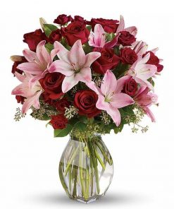 Luxe Love Bouquet: A Symphony of Reds and Pinks for a Romantic Statement